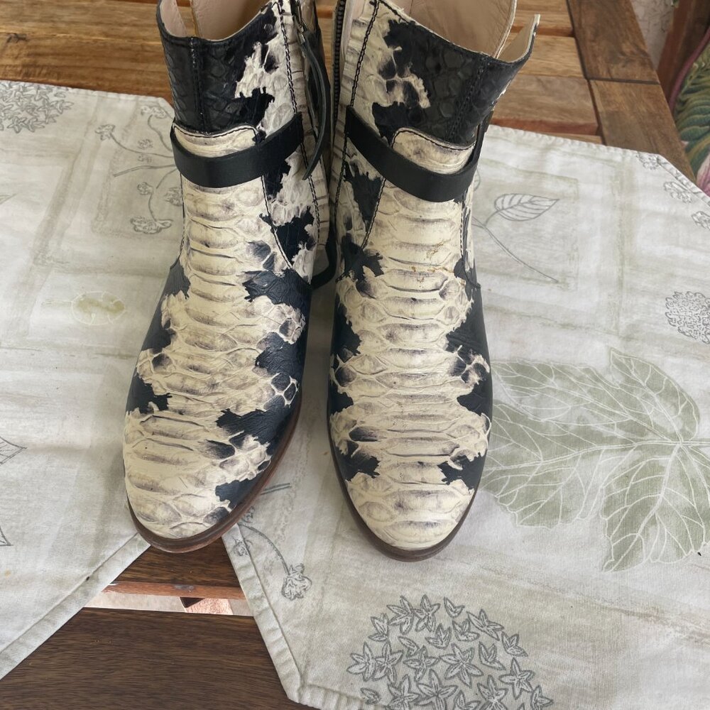 Booties by EQUO ankle, zipper, snake print leather, Italy size 39